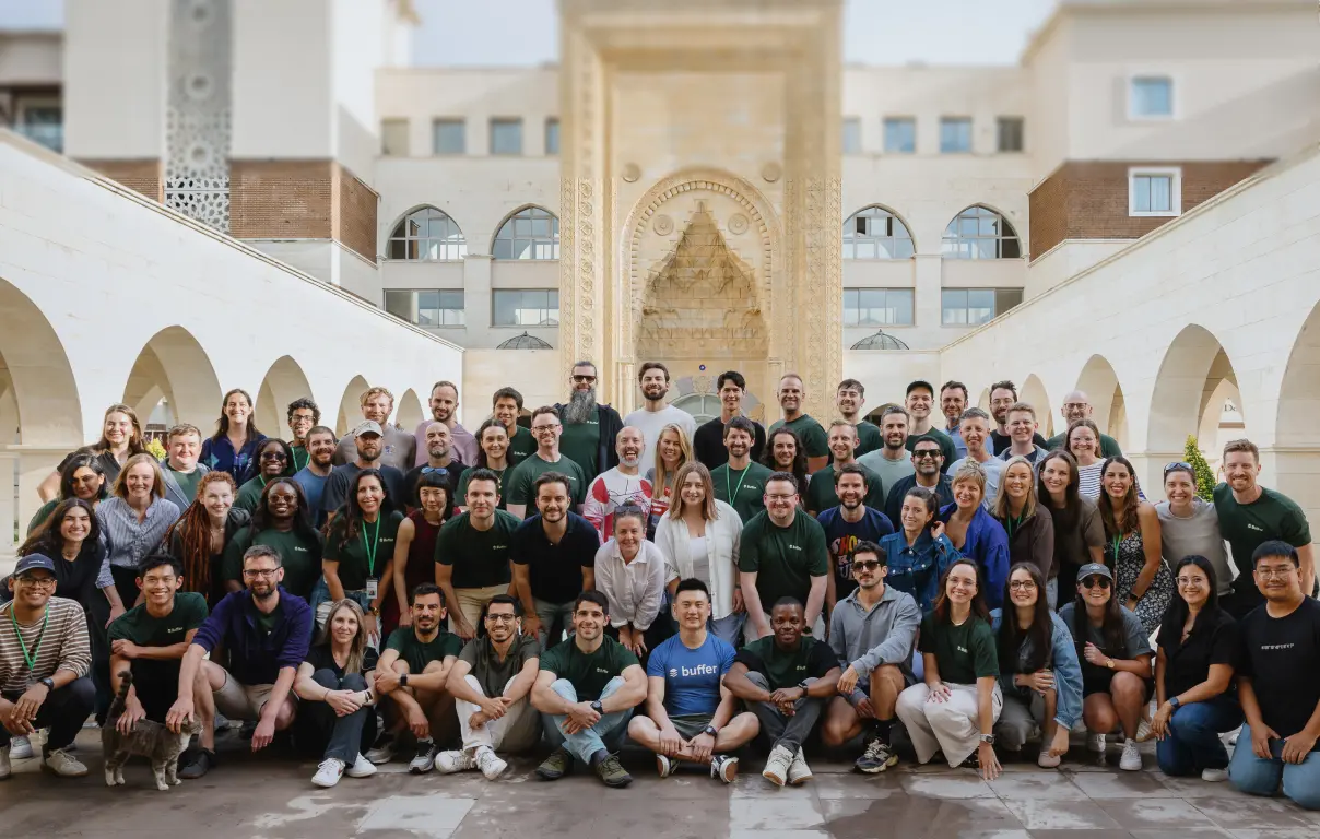 Il team di Buffer riunito durante il retreat 2025 in Turchia davanti a un hotel decorato con tradizionali rilievi intagliati.