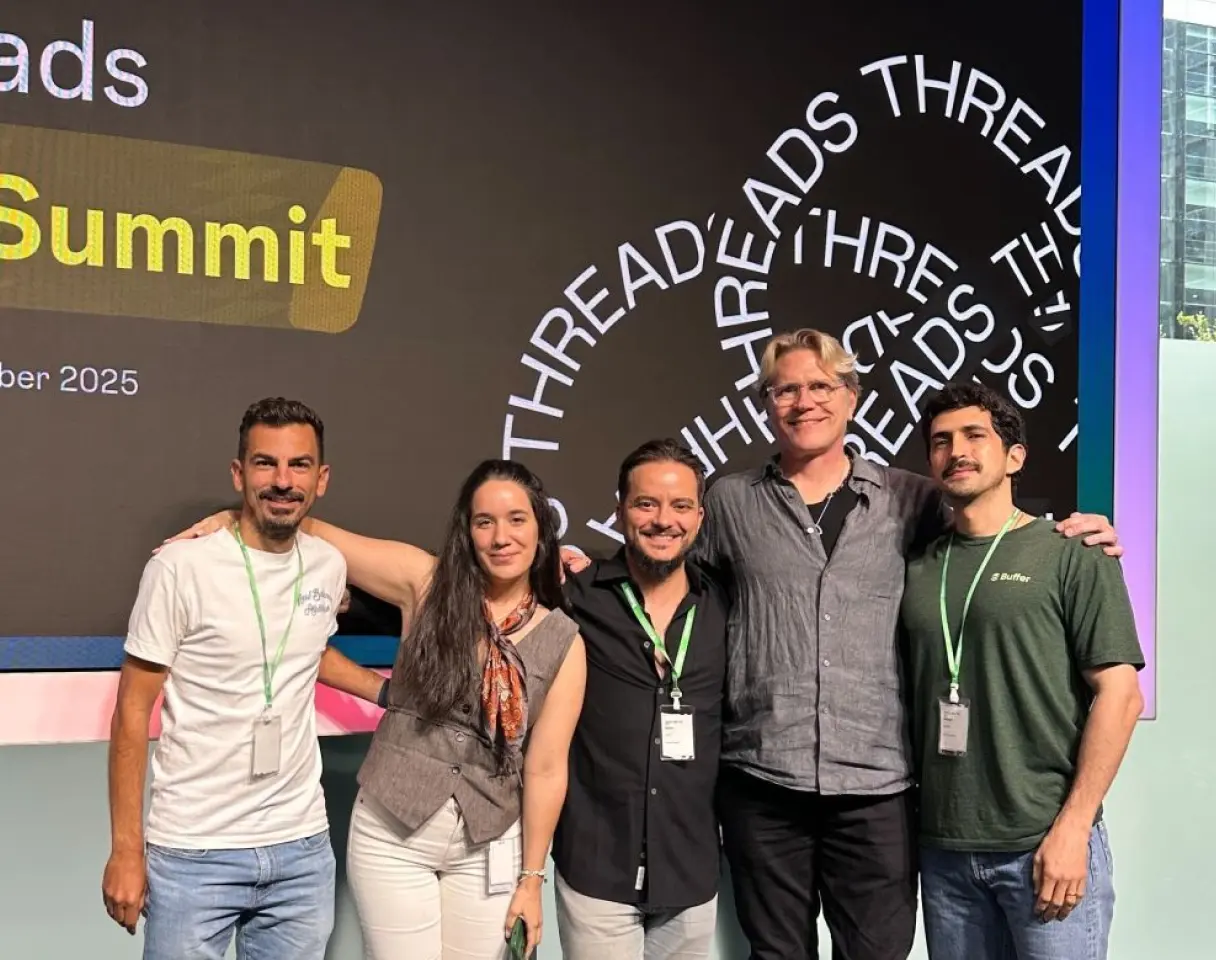 Los compañeros de Buffer Dinos, Mike y Diego, con el equipo de Threads en la cumbre de la API de Threads.