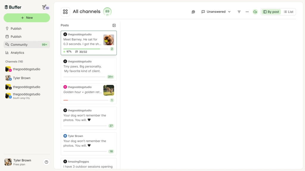 Pantalla de Buffer Community con comentarios por canal de redes sociales, clasificación y filtros de comentarios, y métricas de puntuación de comentarios.