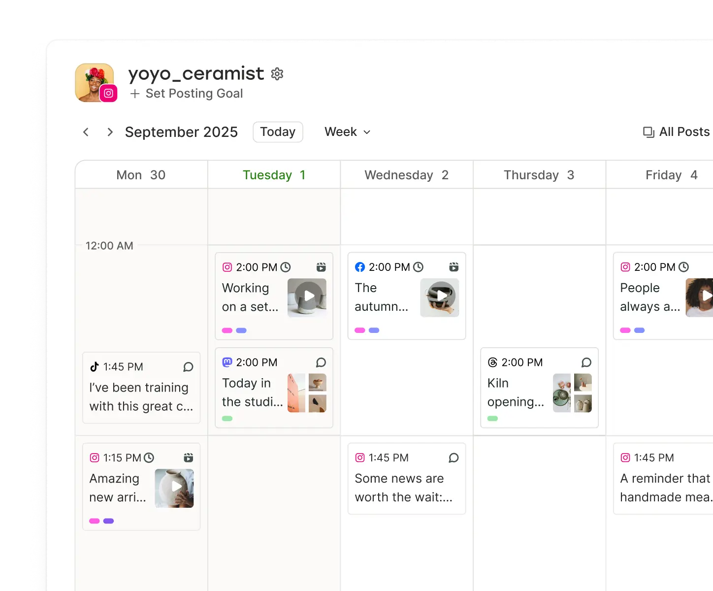 Vista del calendario de Buffer con publicaciones programadas por fecha en diferentes canales y etiquetas.